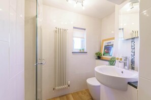 Shower, hair dryer, towels - Gingersnap Cottage with Log Burner by LetMeStay (Ambleside)