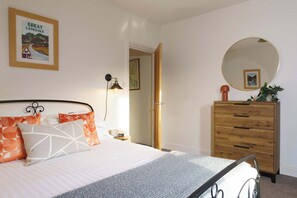 2 bedrooms, iron/ironing board, WiFi, bed sheets - Gingersnap Cottage with Log Burner by LetMeStay (Ambleside)