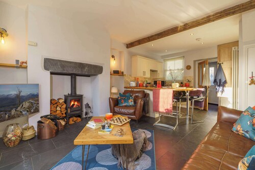 Gingersnap Cottage with Log Burner by LetMeStay