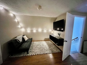 TV - Cozy 4br 3 bath home with acreage and a creek just minutes from Boyne Mountain (East Jordan)