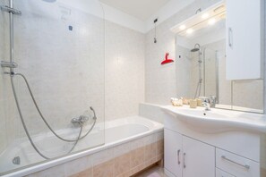 Bidet, towels - GuestHost - Comfortable 69 sqm apartment, perfect for groups or families of up to 4 guests, located on the ground floor of a historic building (a few steps to access).The apartment is located just outside the centre of Udine, a perfect alternative for th (Udine)