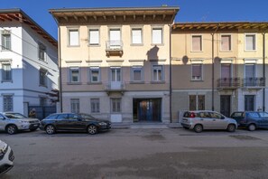 A multi-story building with a central entrance, several windows, and balconies. - GuestHost - Comfortable 69 sqm apartment, perfect for groups or families of up to 4 guests, located on the ground floor of a historic building (a few steps to access).The apartment is located just outside the centre of Udine, a perfect alternative for th (Udine)