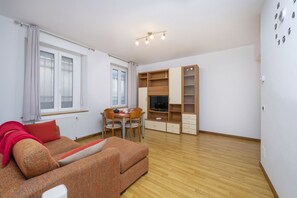 Living area - GuestHost - Comfortable 69 sqm apartment, perfect for groups or families of up to 4 guests, located on the ground floor of a historic building (a few steps to access).The apartment is located just outside the centre of Udine, a perfect alternative for th (Udine)