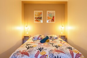Iron/ironing board, WiFi, bed sheets