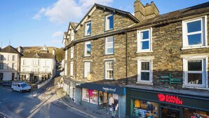 A street view with a hotel named "White Lion Hotel" and a shop called "Herdysleep".