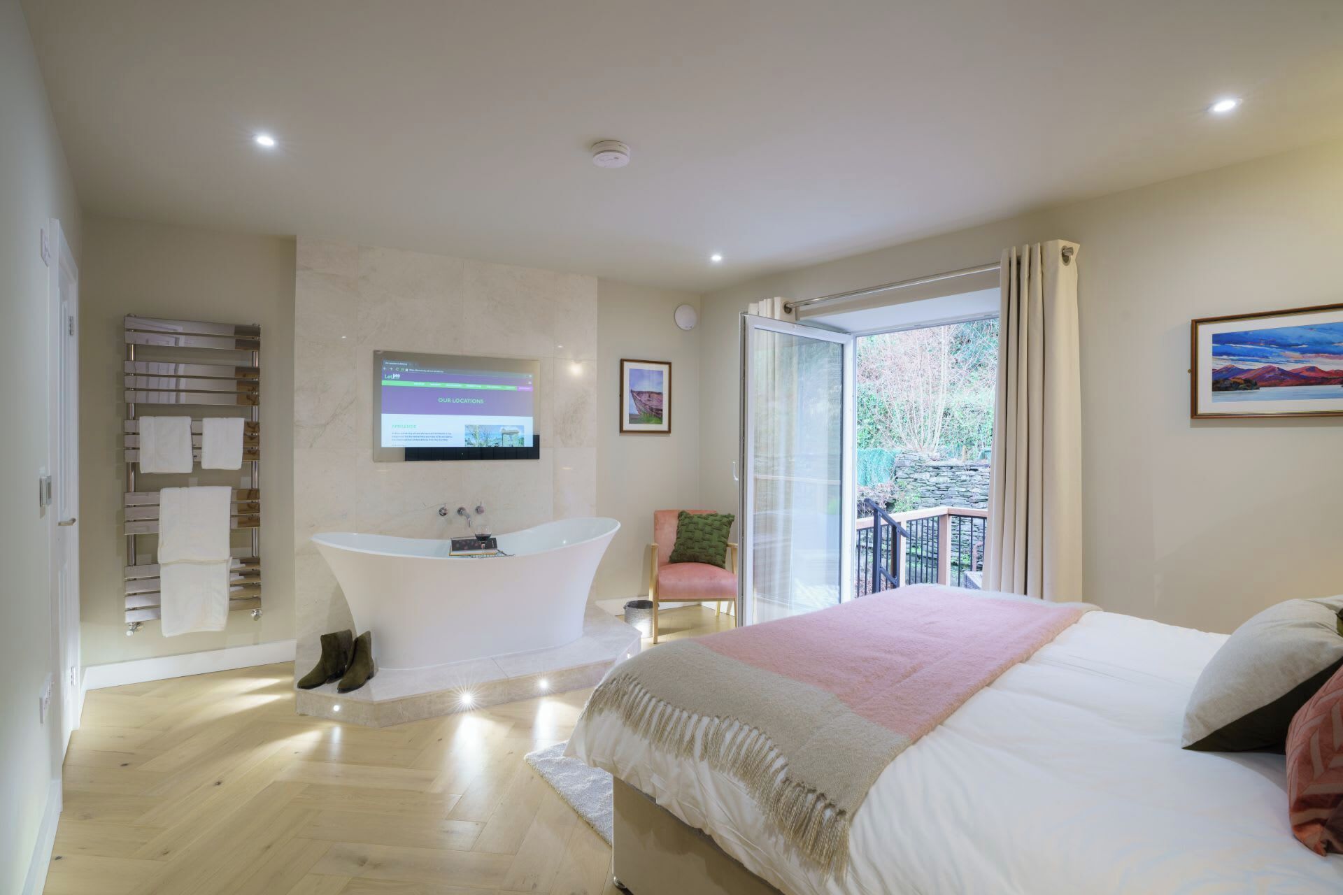 Desk, iron/ironing board, Internet, bed sheets