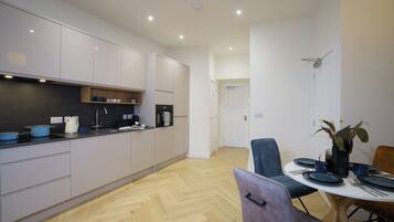 Fridge, microwave, stovetop, dishwasher