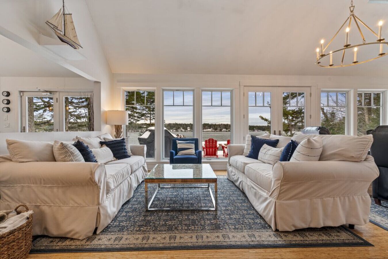 Télévision, cheminée, lecteur de DVD, baby-foot