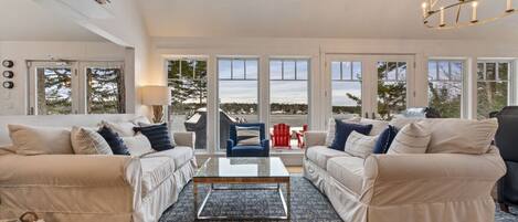 Télévision, cheminée, lecteur de DVD, baby-foot