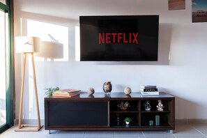 Huis | Woonruimte | Een 43-inch flatscreentelevisie met digitale zenders en televisie