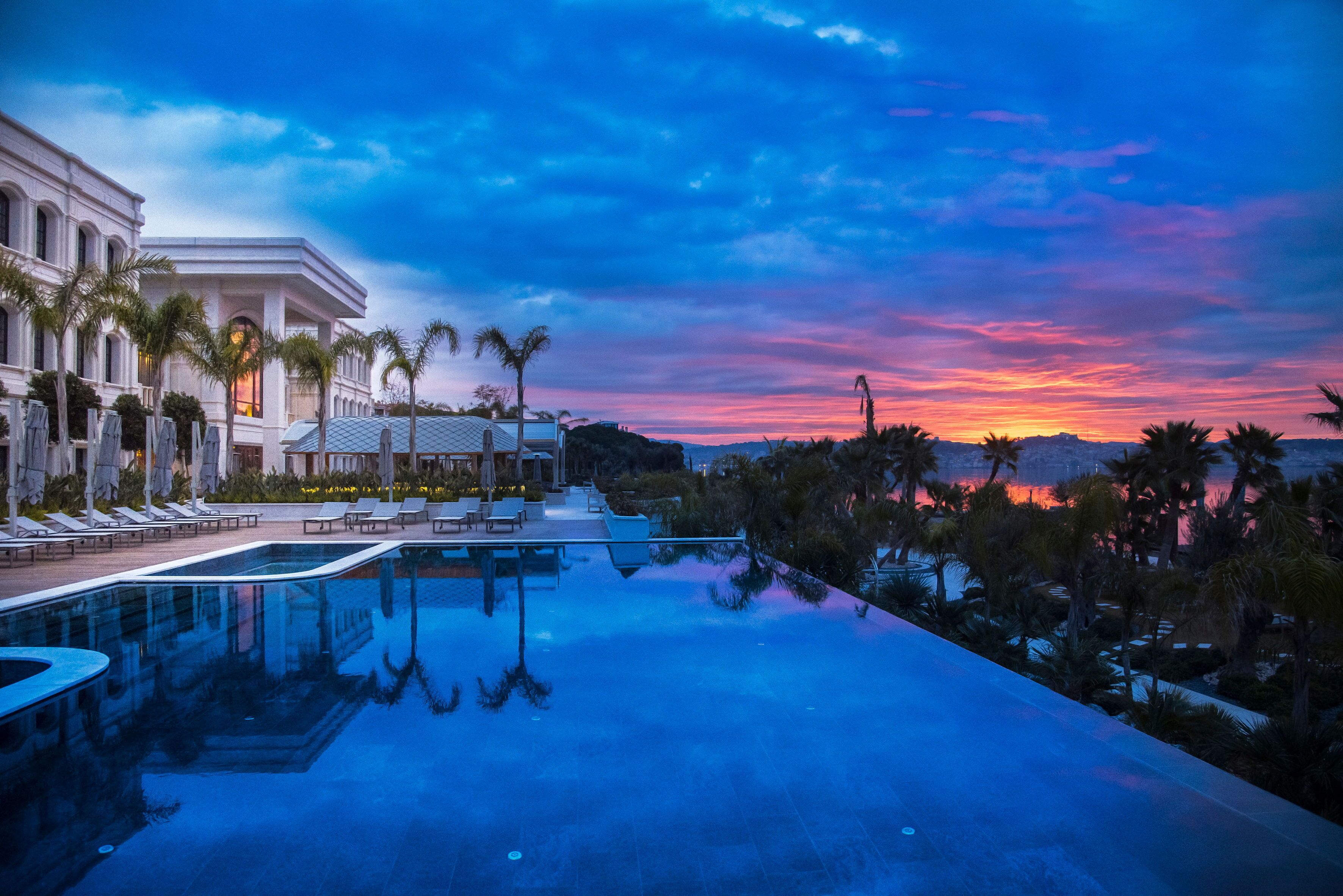 Indoor pool, seasonal outdoor pool, pool loungers