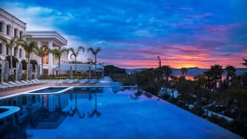 Una piscina techada, una piscina al aire libre de temporada
