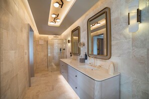 Phòng Suite Junior, quang cảnh biển | Phòng tắm | Buồng tắm vòi sen, máy sấy tóc, dép đi trong nhà, khăn tắm 
