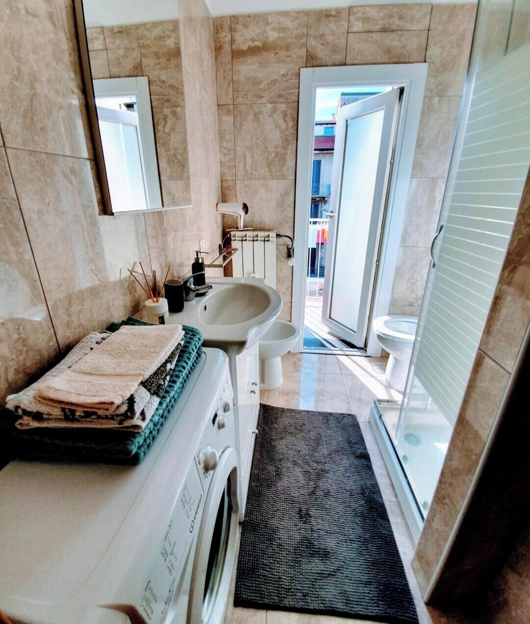 Shower, hair dryer, bidet, towels