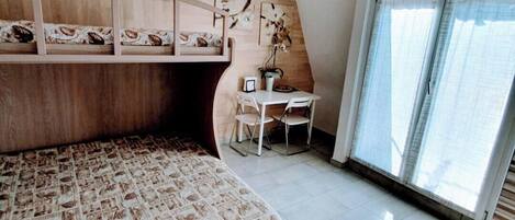 1 dormitorio, escritorio, tabla de planchar con plancha y wifi gratis