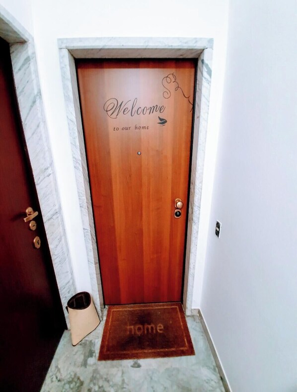 Interior - Milan shopping street house (Milano)