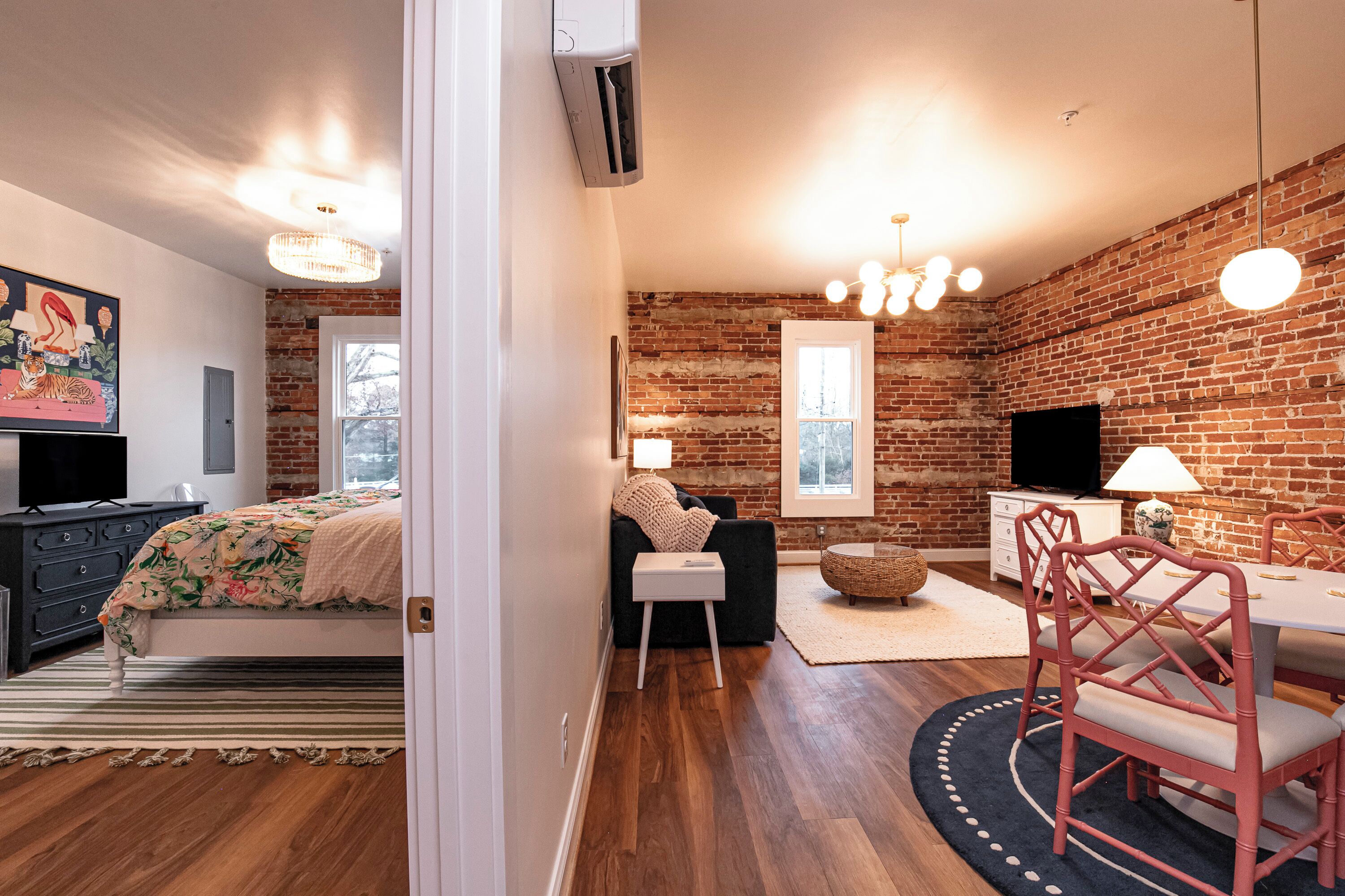 Tabla de planchar con plancha, wifi y ropa de cama 