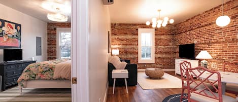 Tabla de planchar con plancha, wifi y ropa de cama