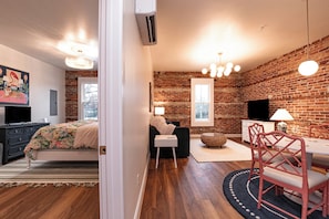 Tabla de planchar con plancha, wifi y ropa de cama 