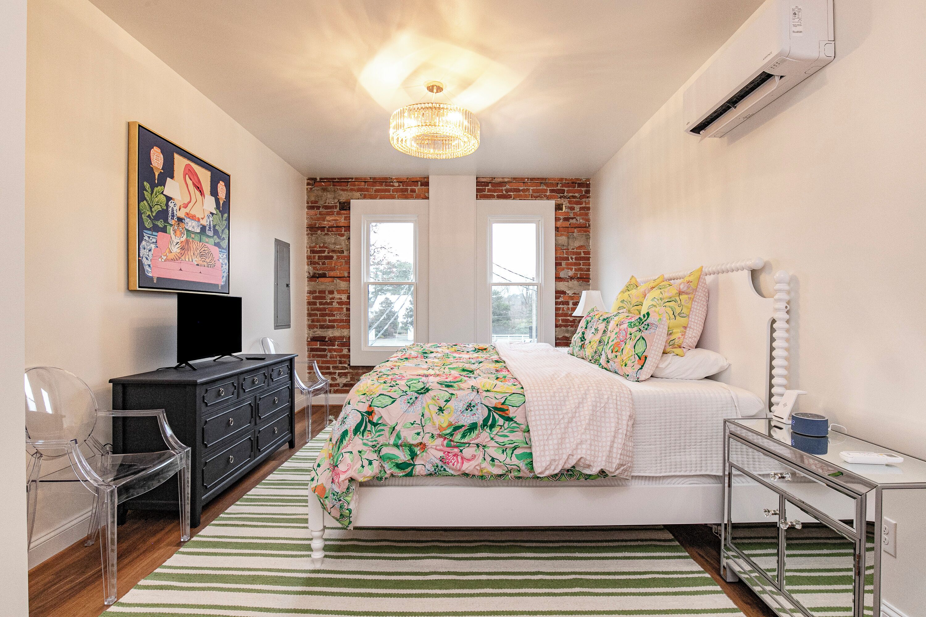 Tabla de planchar con plancha, wifi y ropa de cama 