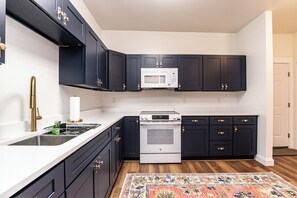 Jääkaappi, mikroaaltouuni, uuni, liesi