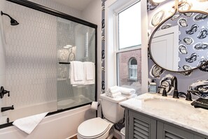 Séchoir à cheveux, serviettes fournies, savon, papier de toilette