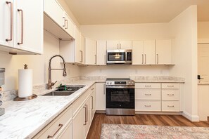 Jääkaappi, mikroaaltouuni, uuni, liesi