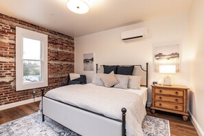 Silitysrauta/-lauta, Wi-Fi, vuodevaatteet