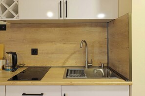 Microwave, stovetop, toaster, cookware/dishes/utensils - Comfy Studio in Gudauri Marshall - By Wehost (Gudauri)