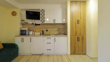 Een microgolfoven, een kookplaat, een broodrooster