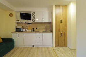 Microwave, stovetop, toaster, cookware/dishes/utensils - Comfy Studio in Gudauri Marshall - By Wehost (Gudauri)