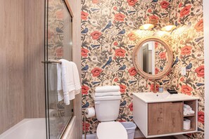 Hair dryer, towels, soap, toilet paper - The Oak - Short Stays on Market (Onancock)