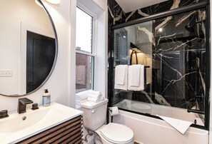 Secadora de cabello, toallas, jabón, papel de baño 