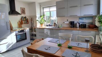 Wasserkocher mit Kaffee-/Teezubehör, Kühlschrank, Ofen, Herdplatte