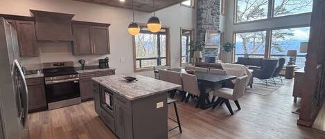 雪櫃、微波爐、焗爐、爐具