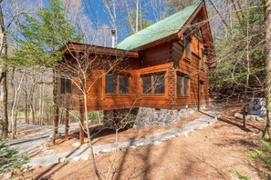 Exterior - Peaceful 2BR w/Stream*Hot Tub*Fireplace*Fire Pit (Pigeon Forge)