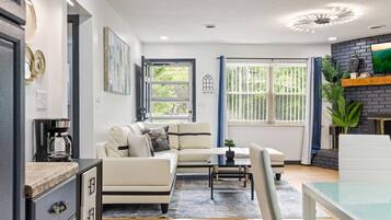 Fernseher, Kamin, Tischfußball, Tischtennisplatte