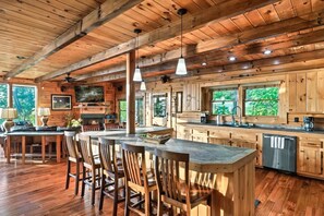 Dining - 7BR w/Incredible Views! Hot Tub*Game Room*Resort (Sevierville)