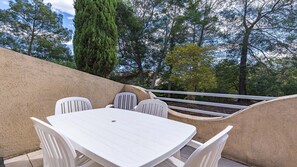 Apartment | Outdoor dining - Seaside Stay in Sari-solenzara (Sari-Solenzara)