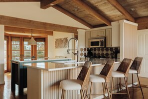 Fridge, microwave, oven, stovetop - A Sedona Scenic Escape w/ Private Wellness Center (Sedona)