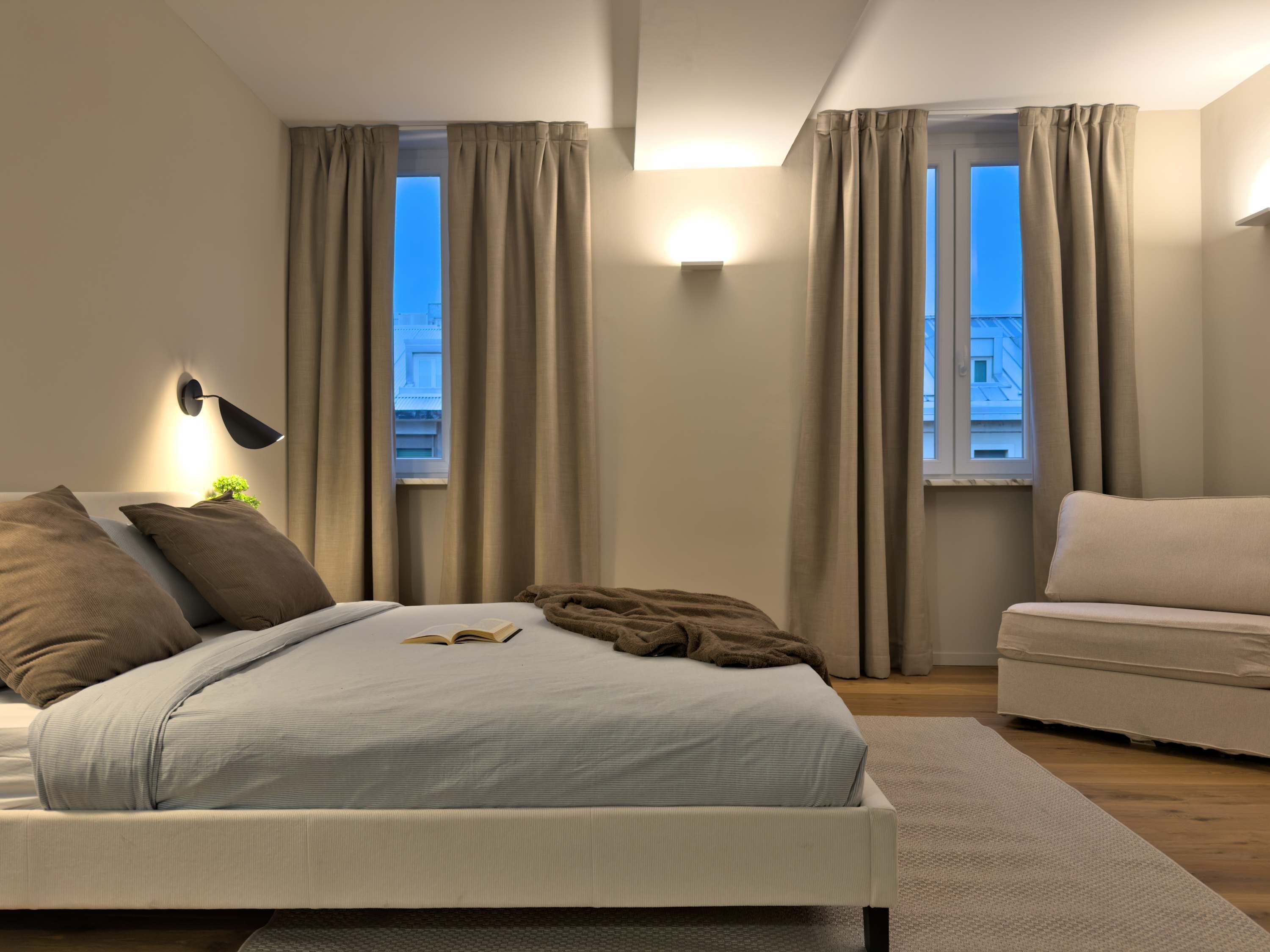 Työpöytä, silitysrauta/-lauta, Wi-Fi, vuodevaatteet