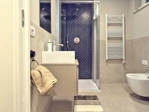 Shower, hair dryer, towels - Casa delle Rosine, elegance in the heart of Turin (Torino)