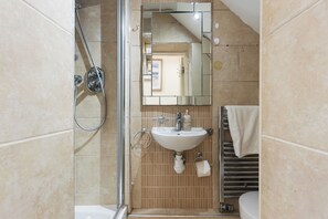 Shower, hair dryer, towels, soap - 4 bedroom entire house in Kensington (London)
