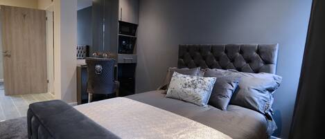 Suite, salle de bain privée | Bureau, espace de travail pour ordinateurs portables