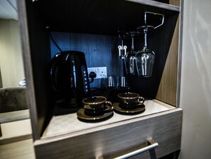 Suite, bany privat | Escriptori, espai de treball apte per a portàtils i cortines opaques 