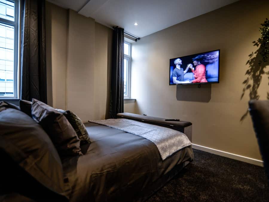 Suite, privat bad | Skrivebord, skrivebord for bærbar PC og blendingsgardiner