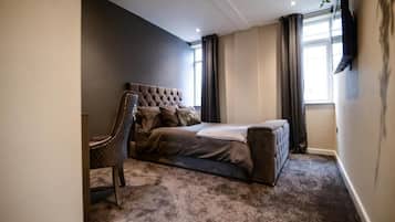 Suite, City View | Desk, laptop workspace, blackout drapes, iron/ironing board