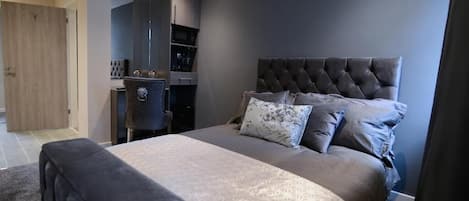 Suite, byutsikt | Skrivebord, skrivebord for bærbar PC og blendingsgardiner