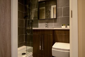 Suite, bany privat | Bany | Dutxa, articles de tocador gratuïts, assecador de cabells i tovalloles 