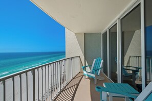 Property grounds - Relax, Unwind & Soak Up the Sun – Direct Beachfront Condo, W/Beach Chair Service (Panama City Beach)